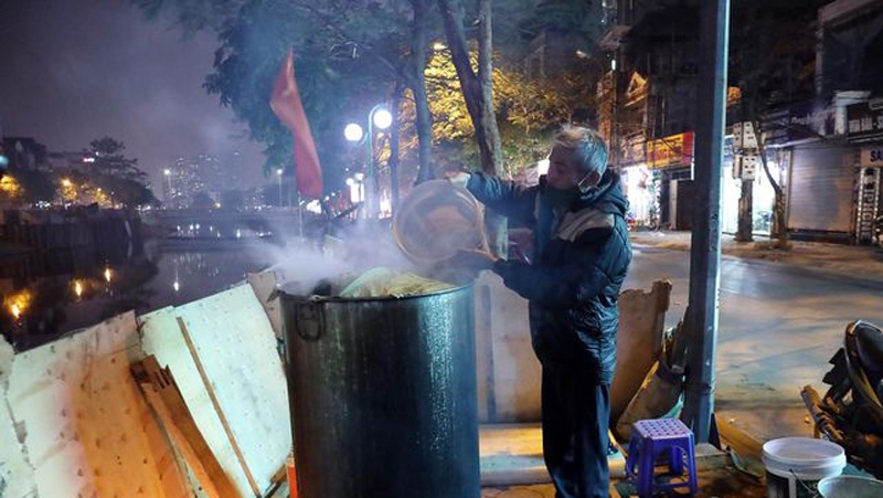 Hanoians boil Chung cake through the night ahead of Tet